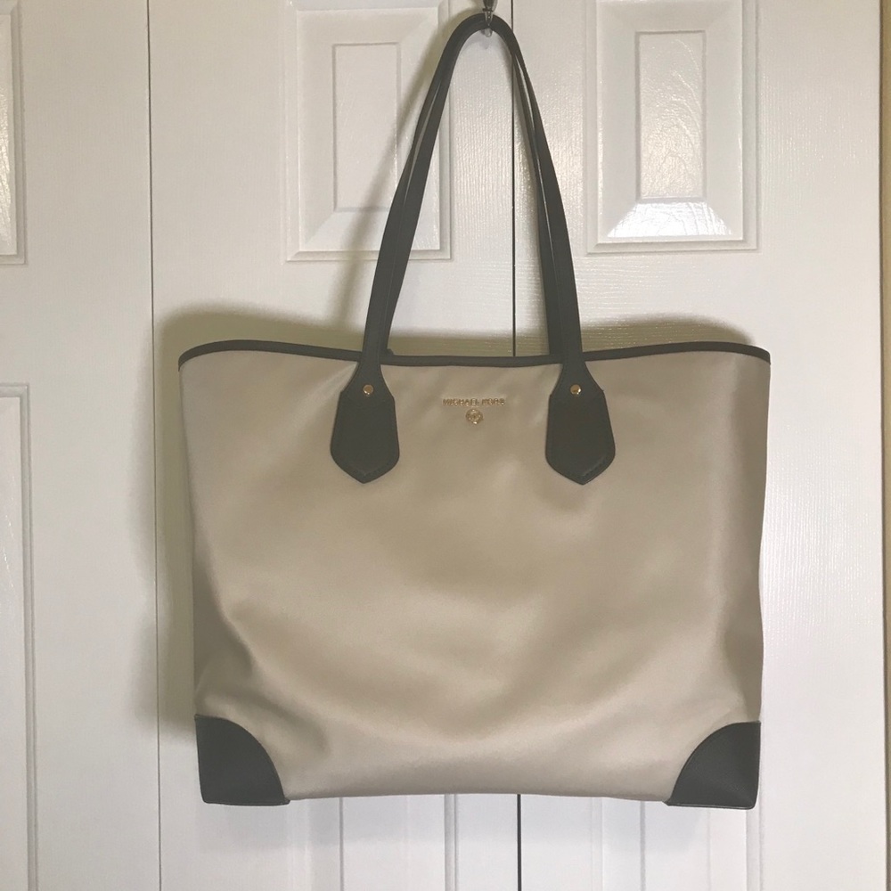 ๐NWT FIRM Michael Kors Large Canvas Tote w/ Black Leather Trim & Handles - Picture 2 of 8